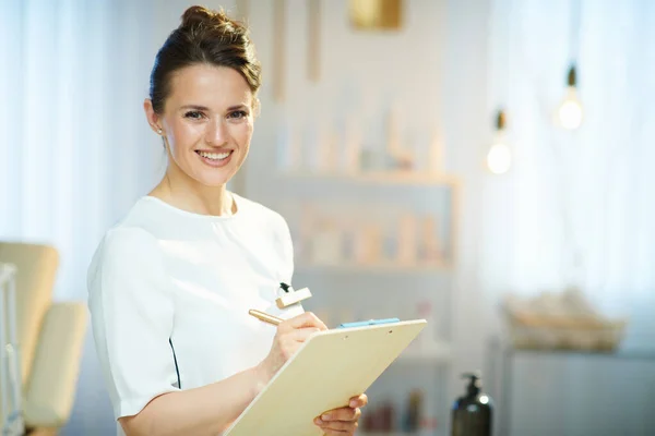 Smiling Female Employee Clipboard Modern Beauty Studio — 图库照片