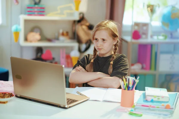 Modern Pupil Grey Shirt Laptop Workbook Homeschooling Home Sunny Day — ストック写真