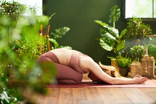 Modern Middle Aged Housewife Modern Green Living Room Doing Yoga — Photo