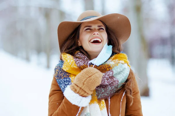 Mujer Moderna Sonriente Sombrero Marrón Bufanda Con Manoplas Máscara Médica —  Fotos de Stock