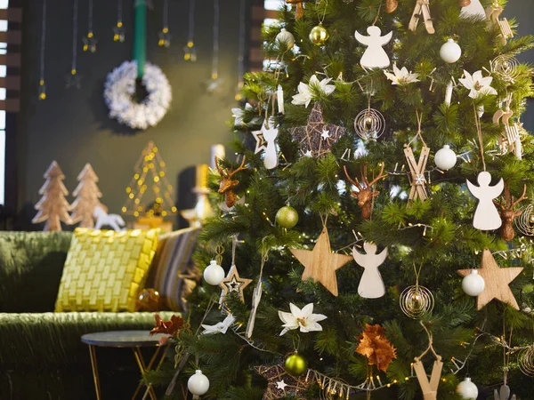 Christmas Decorated Green Modern Home Big Christmas Tree — Stockfoto