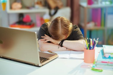 Gri tişörtlü, güneşli bir günde evde uyuyan yorgun, modern kız..