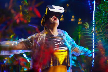 Mutlu orta yaşlı kadın sanal gerçeklikte vr kulaklıkla.