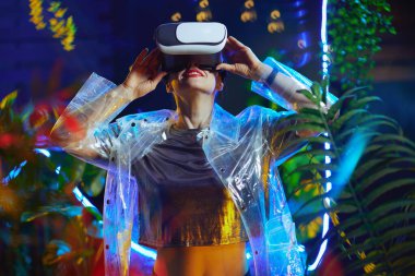 VR gözlüklü mutlu modern kadın..