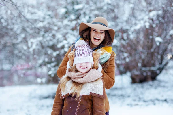 Happy Modern Mother Daughter Hats Sheepskin Coats Mittens Playing City — Stock Photo, Image