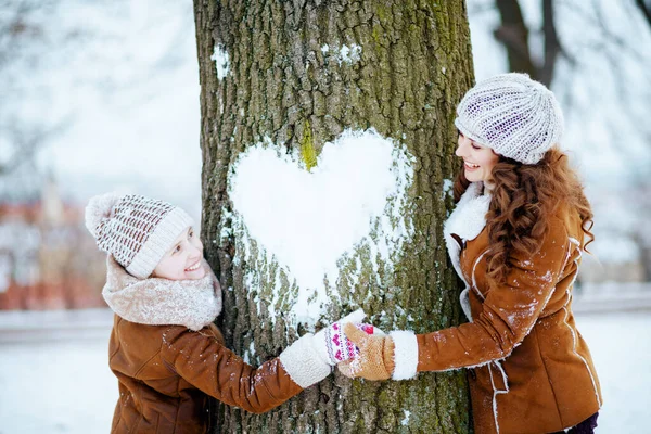 Smiling Elegant Mother Child Knitted Hats Sheepskin Coats Mittens Knitted — Stok fotoğraf