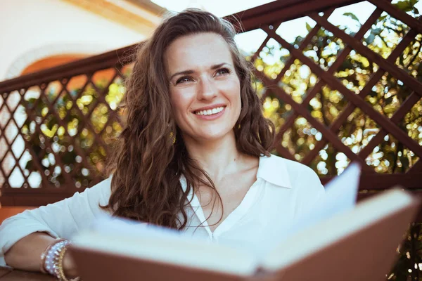Lächelnde Elegante Frau Weißen Hemd Mit Buch Auf Der Terrasse — Stockfoto
