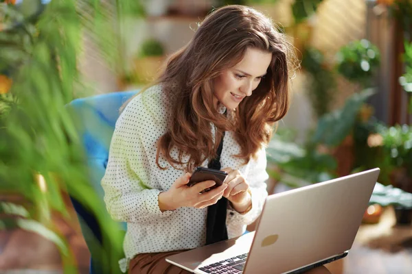 Green Home Stylish Middle Aged Housewife Long Wavy Hair Smartphone — Stockfoto