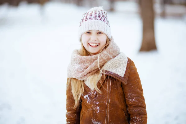 Portrait Smiling Stylish Child Outdoors City Park Winter Knitted Hat — Zdjęcie stockowe