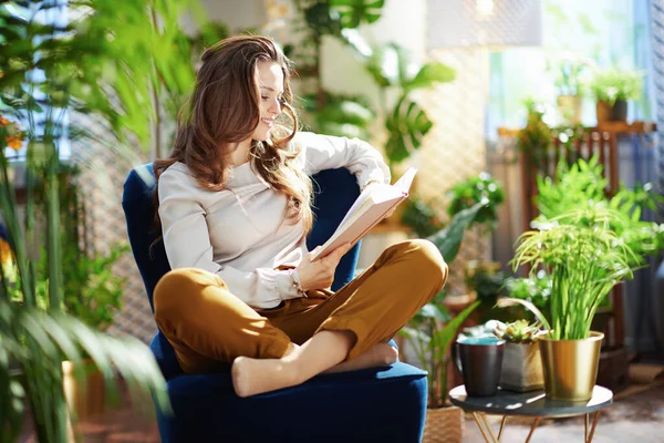 Green Home Relaxed Trendy Years Old Woman Long Wavy Hair — ストック写真