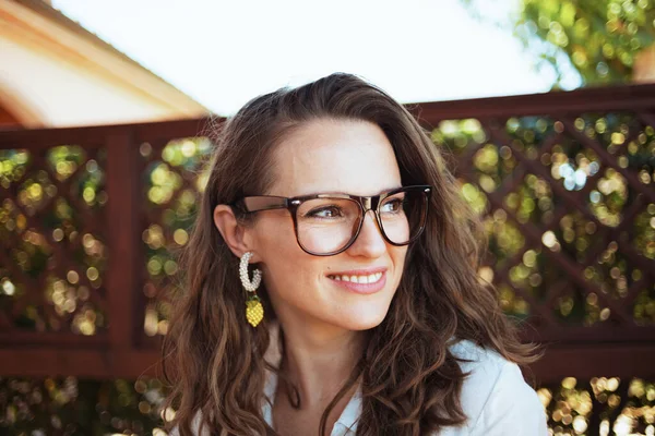 Feliz Elegante Años Ama Casa Camisa Blanca Con Gafas Patio —  Fotos de Stock