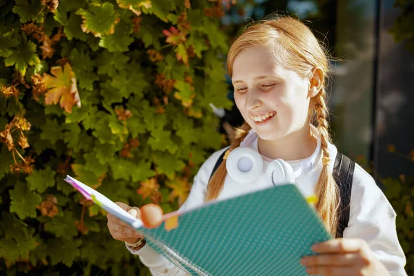 Smiling Modern Pupil White Sweatshirt Workbook Headphones Foliage Wall Outdoors — Foto Stock