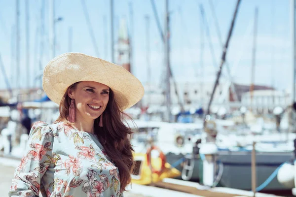 Smiling Modern Tourist Woman Floral Dress Hat Pier — Foto Stock