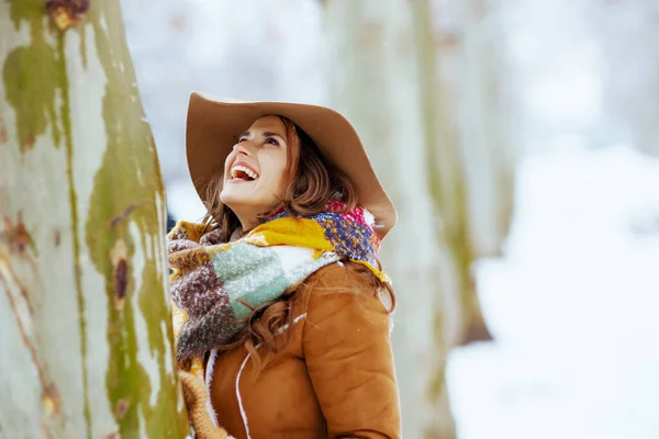 Smiling Elegant Woman Brown Hat Scarf Mittens Sheepskin Coat Tree — Stockfoto