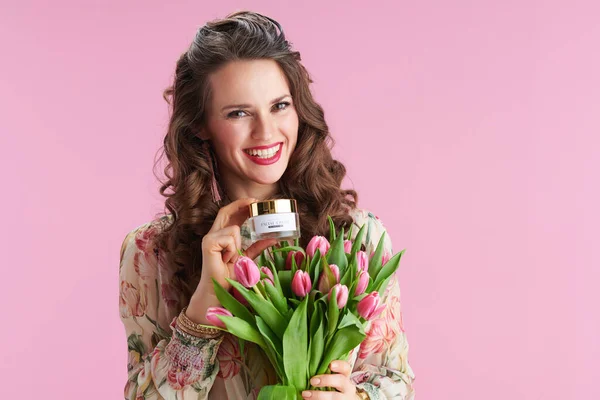 Портрет Щасливої Елегантної Річної Жінки Квітковій Сукні Букетом Тюльпанів Косметичною — стокове фото