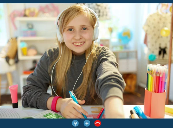 Ευτυχισμένο Σύγχρονο Παιδί Ακουστικά Που Έχουν Online Εκπαίδευση Έχοντας Συνάντηση — Φωτογραφία Αρχείου
