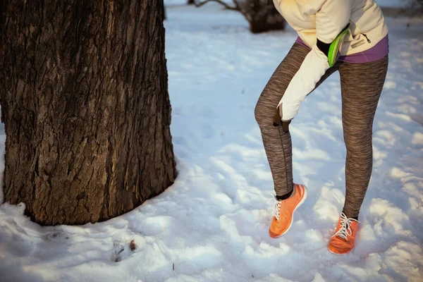 Closeup Woman White Jacket Got Leg Injury Outdoors City Park — Stockfoto