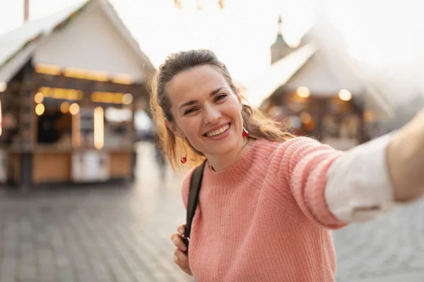 Szczęśliwy Lat Stary Kobieta Targach Mieście Biorąc Selfie — Zdjęcie stockowe