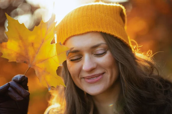 Witam Jesień Uśmiechnięta Letnia Kobieta Beżowym Płaszczu Pomarańczowym Kapeluszu Jesiennymi — Zdjęcie stockowe