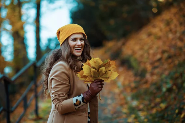 Привіт Осінь Щаслива Елегантна Річна Жінка Коричневому Пальто Жовтий Капелюх — стокове фото