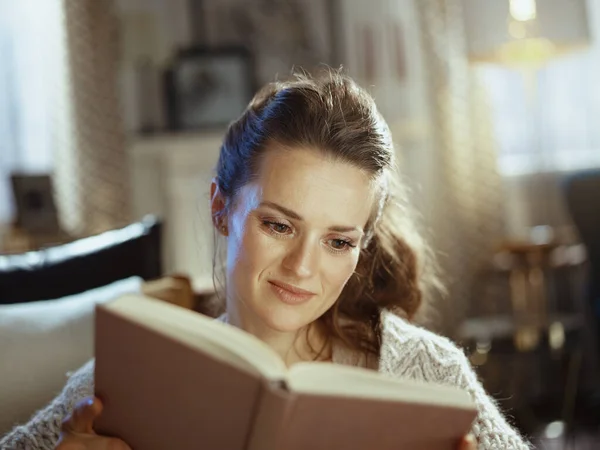 Glimlachende Moderne Vrouw Gebreid Gezellig Vest Het Moderne Huis Zonnige — Stockfoto