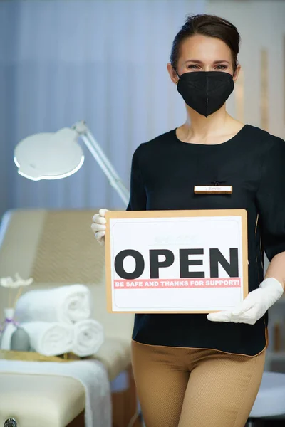 Business Coronavirus Pandemic Middle Aged Woman Employee Ffp2 Mask Open — Photo