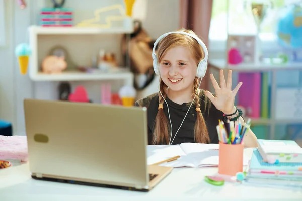 Szczęśliwe Nowoczesne Dziecko Szarej Koszuli Laptopem Słuchawkami Skoroszytem Nauki Odległość — Zdjęcie stockowe
