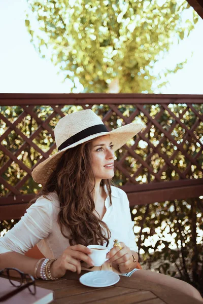 Mujer Joven Relajada Camisa Blanca Con Taza Café Libro Sombrero — Foto de Stock