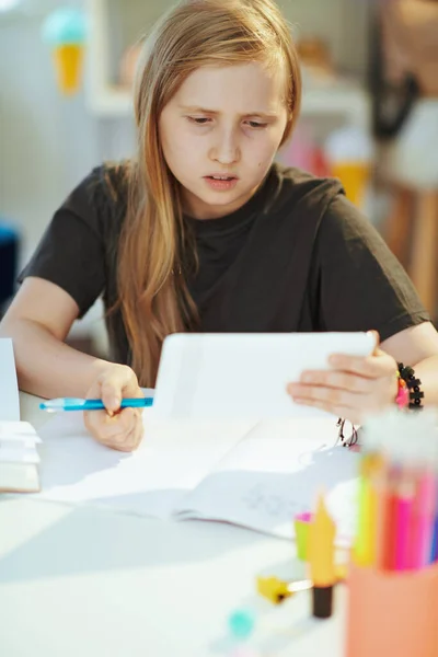 Modern Child Grey Shirt Tablet Having Distance Education Home Sunny — Stock Photo, Image