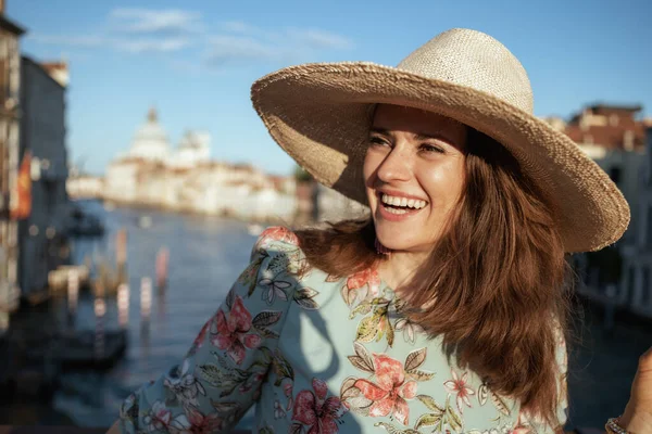 Χαμογελαστή Μοντέρνα Γυναίκα Floral Φόρεμα Καπέλο Έχοντας Περιήγηση Πόδια Στη — Φωτογραφία Αρχείου