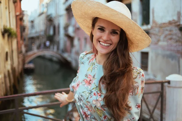 Gelukkige Elegante Vrouw Bloemenjurk Met Hoed Sightseeing Venetië Italië — Stockfoto