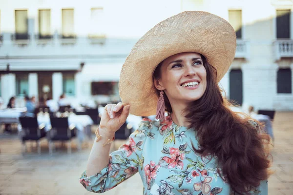 Mujer Viajera Elegante Feliz Vestido Floral Con Sombrero Que Tiene —  Fotos de Stock