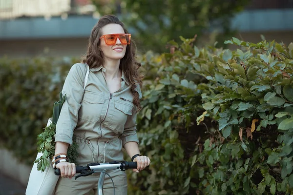 Улыбающаяся Элегантная Женщина Солнечных Очках Целом Сумкой Скутером Возле Зеленого — стоковое фото