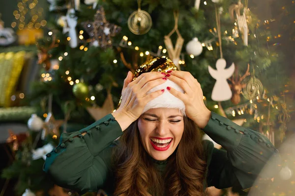 Kersttijd Vrolijke Trendy Huisvrouw Van Middelbare Leeftijd Met Kerstmuts Groene — Stockfoto