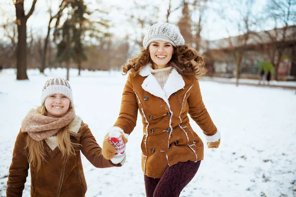 Happy Stylish Mother Daughter Knitted Hats Sheepskin Coats Mittens Knitted — Stock Photo, Image