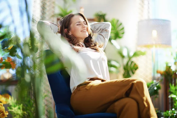 Green Home Relaxed Stylish Woman Long Wavy Hair Modern Home — Stockfoto