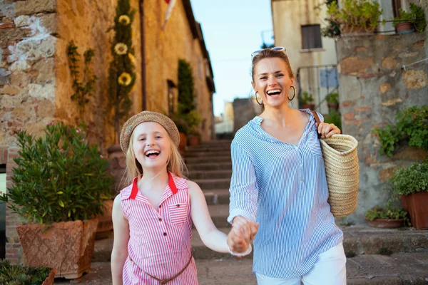 Travel Italy Portrait Smiling Stylish Mother Daughter Travellers Tuscany Italy — Fotografia de Stock