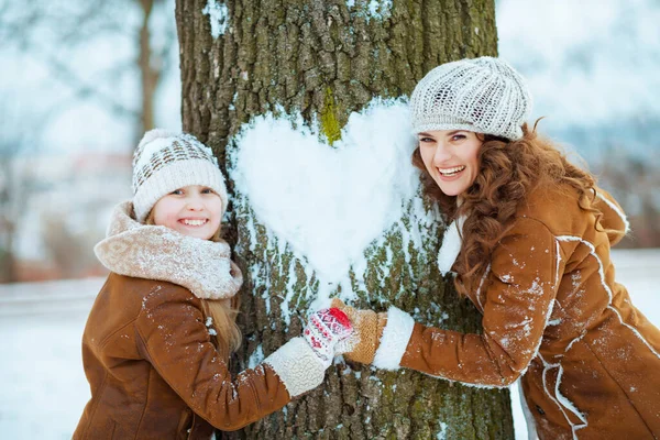 Smiling Modern Mother Daughter Knitted Hats Sheepskin Coats Mittens Knitted — Stock Photo, Image