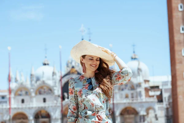 Felice Elegante Turista Abito Floreale Con Occhiali Sole Cappello Con — Foto Stock