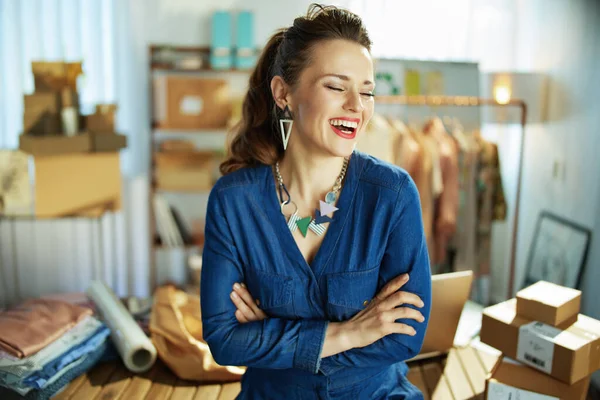 Uśmiechnięta Modna Średnim Wieku Właścicielka Małego Biznesu Kobieta Biurze Kolorze — Zdjęcie stockowe