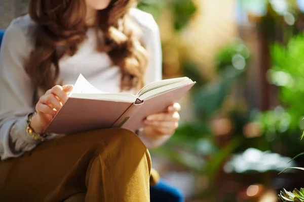 Green Home Closeup Female Long Wavy Hair Book House Sunny — Stockfoto