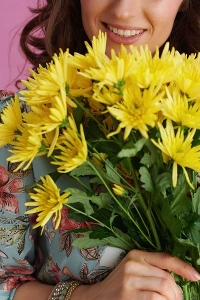 Primer Plano Hembra Sonriente Con Flores Crisantemos Amarillos Aisladas Rosa —  Fotos de Stock