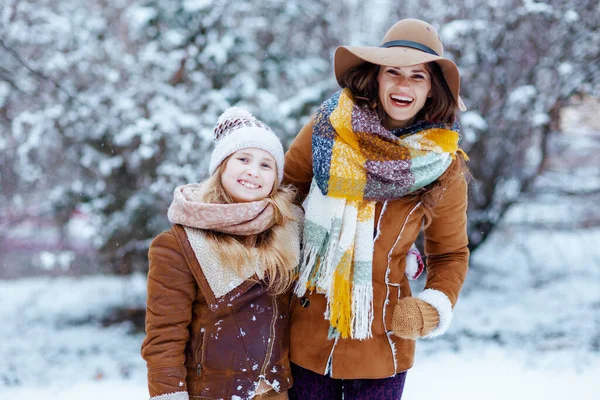 Happy Elegant Mother Daughter Hats Sheepskin Coats Mittens City Park — Stock Photo, Image