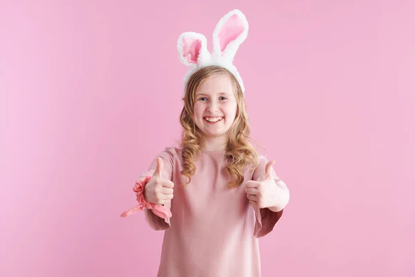 Счастливая Стильная Девушка Розовом Платье Ушами Зайчика Показывающими Большие Пальцы — стоковое фото
