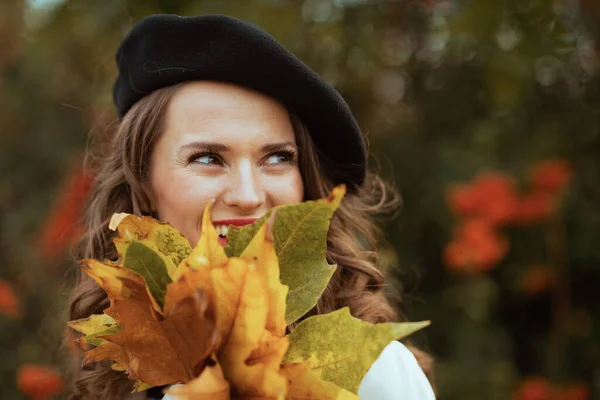 Hallo September Lächelnde Trendfrau Beigen Trenchcoat Mit Herbstgelbem Laub Herbst — Stockfoto