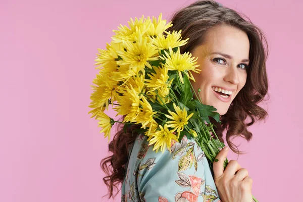 Portrait Smiling Stylish Woman Long Wavy Brunette Hair Yellow Chrysanthemums — ストック写真