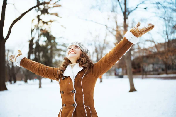 Smiling Elegant Female Mittens Knitted Hat Sheepskin Coat Rejoicing City — Stockfoto