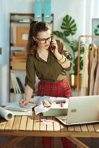 Moderna Mujer Propietaria Una Pequeña Empresa Con Portátil Hablando Teléfono — Foto de Stock