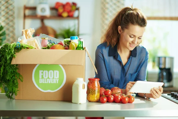 Entrega Comida Feliz Moderno Años Edad Ama Casa Con Caja — Foto de Stock