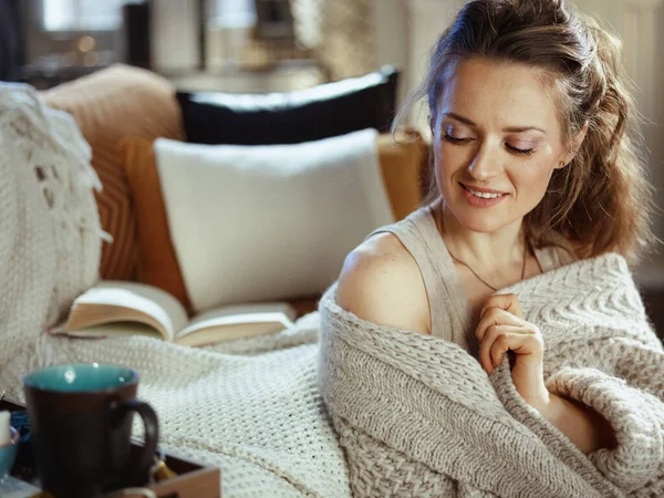 Happy Young Woman Knitted Cosy Cardigan Mug Sitting Sofa Modern — Stok fotoğraf